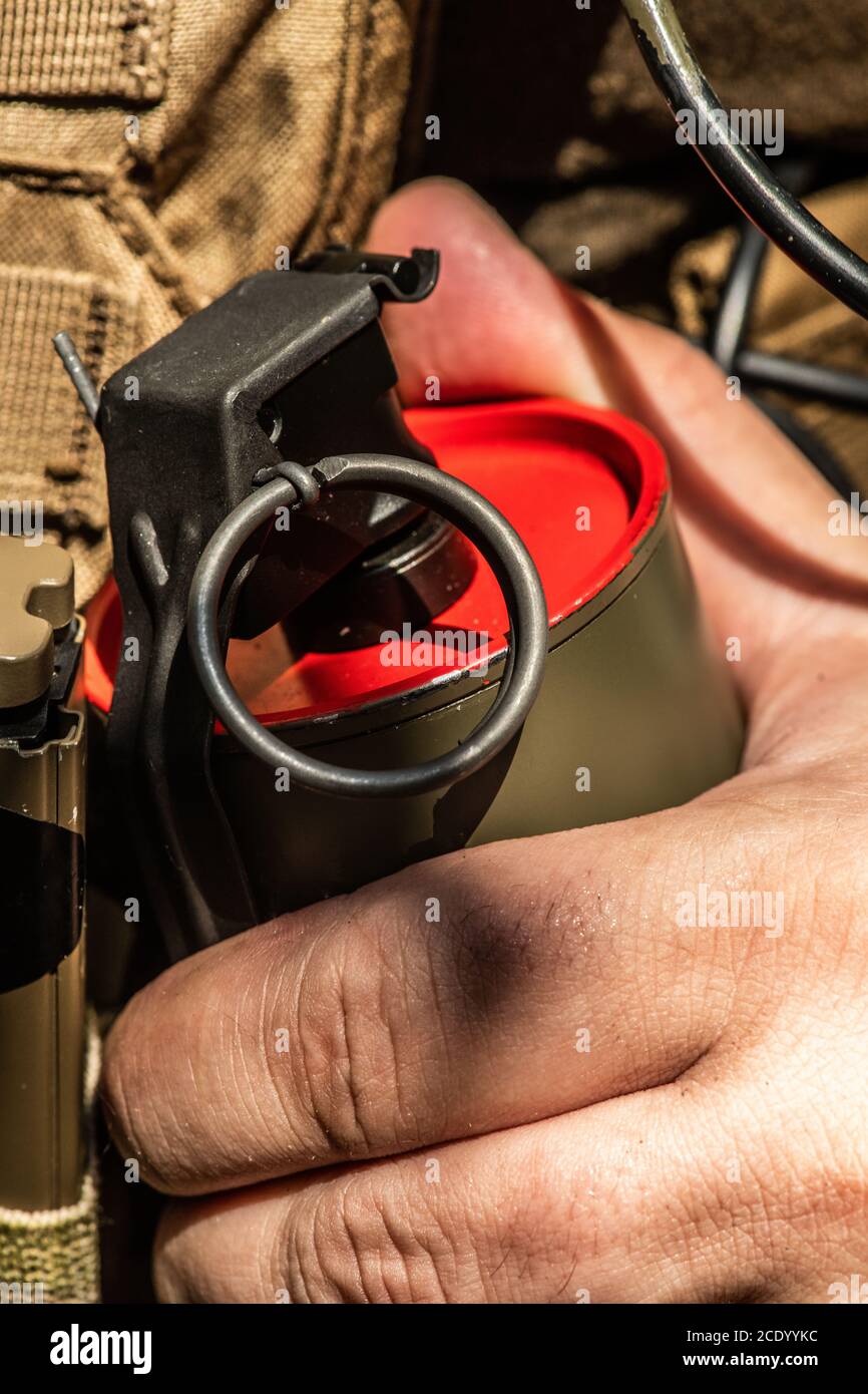 Nahaufnahme eines nicht erkennbaren Soldaten mit Granate mit Zugring, Militär- und Kriegskonzept Stockfoto