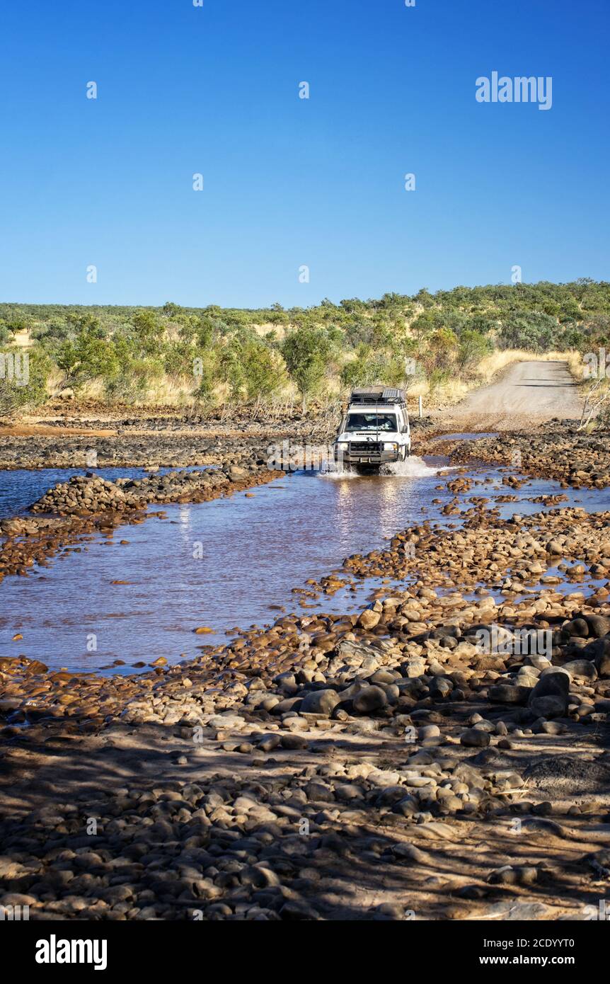 Westaustralien – ausgetrocknete Pfingstflußüberquerung am Gibb River Road mit 4WD Fahrzeug am Morgen Licht Stockfoto