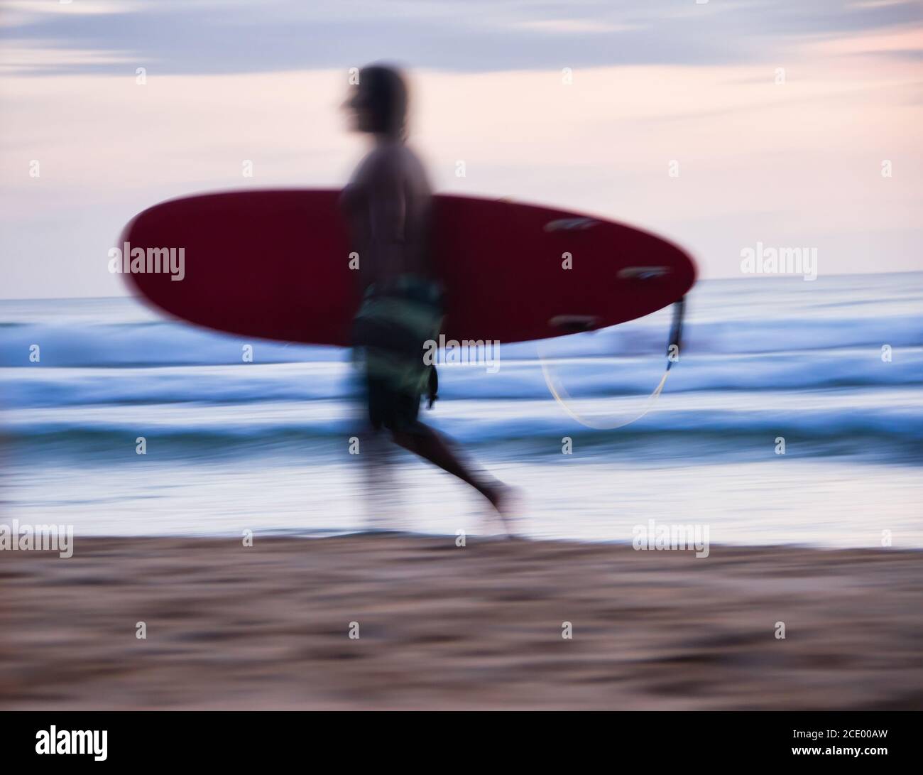 Abendliches Surfen bei Sonnenuntergang. Stockfoto