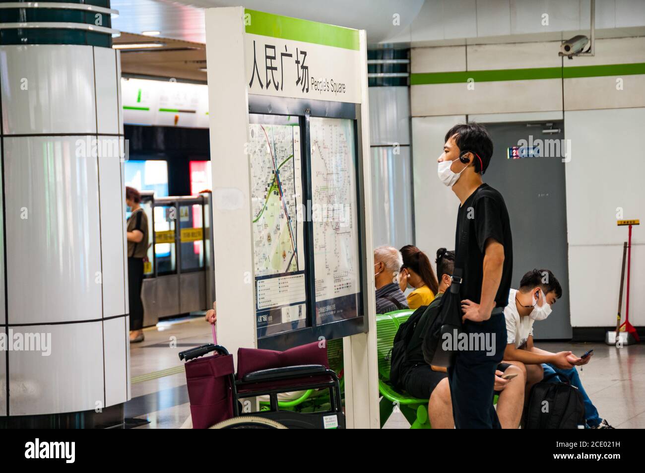 Ein junger Mann, der sich die U-Bahn-Karte in Shanghais U-Bahn-Station People’s Square anschaut. Stockfoto