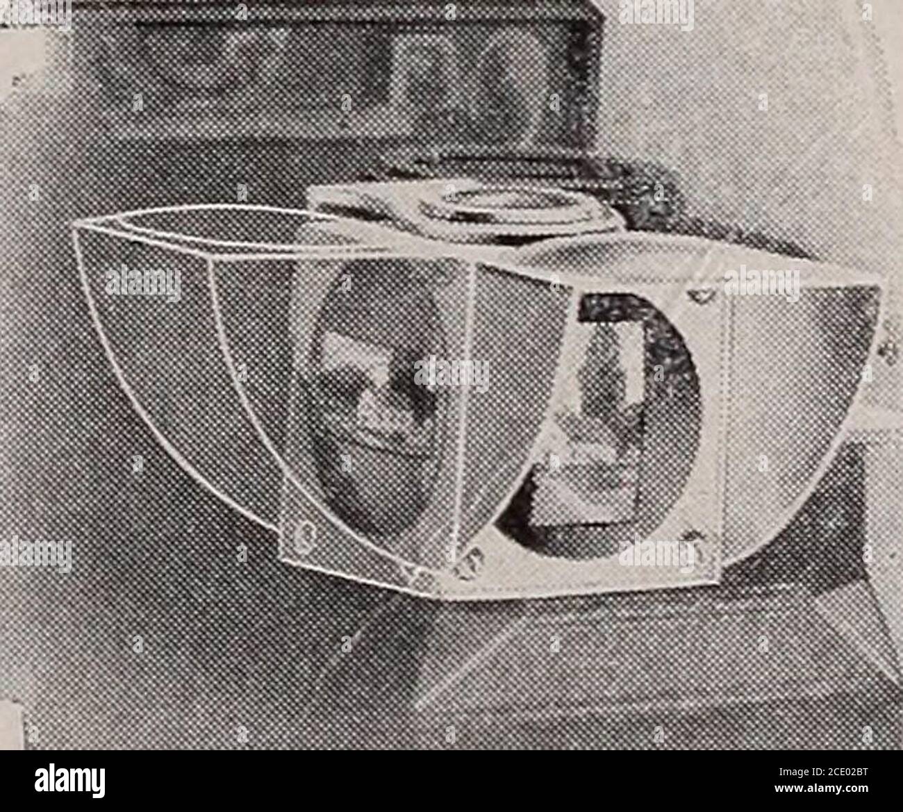 . Porträt . Himmel oder Vordergrund, wie der Bediener wünscht. Wie No. 1A Folding Pocket ANSCO verfügt es über den wunderbaren Automatic Exact Radius Finder Dieses exklusive, patentierte ANSCO-Gerät ist ein großartiger Vorwärtslauf in Kamerasucher. Es liefert eine absolut korrekte m naturenwiedergabe des Bildes, wie es auf dem Film erscheint – nicht mehr, nicht weniger –, egal ob ein vertikales oder horizontales Bild aufgenommen wird. Dieser absolut Piano Reversible Finder schützt den Fotografen und verhindert, dass nur auf die hervorragende Ansco aus einer Person oder Objekt im Bild gewünscht. Sehen Sie sich die Abbildung unten an. Nr. 1A Falz Stockfoto
