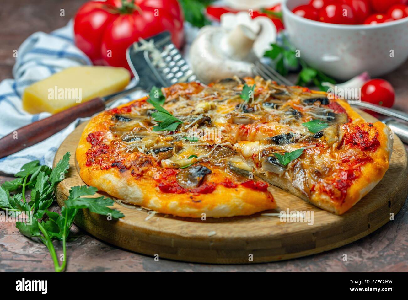 Pizza mit Pilzen und Käse in Stücke geschnitten. Stockfoto