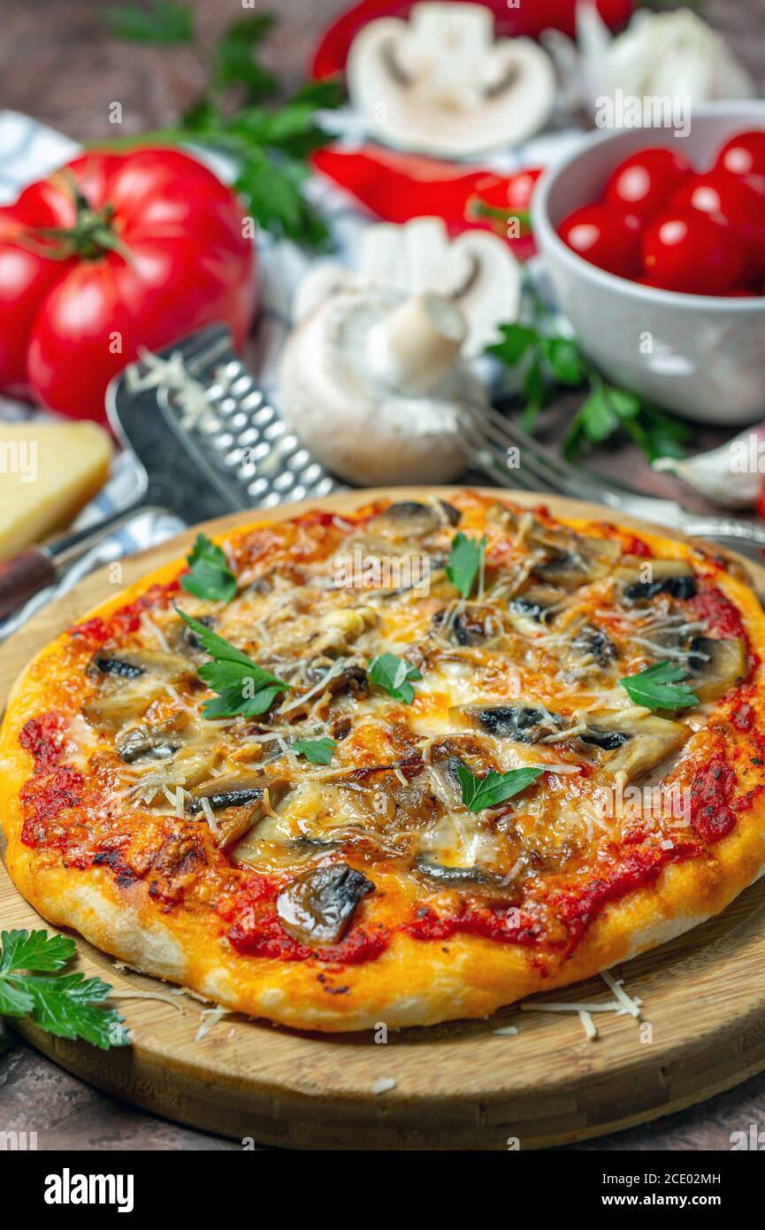 Pizza mit Pilzen und Käse. Italienische Küche. Stockfoto