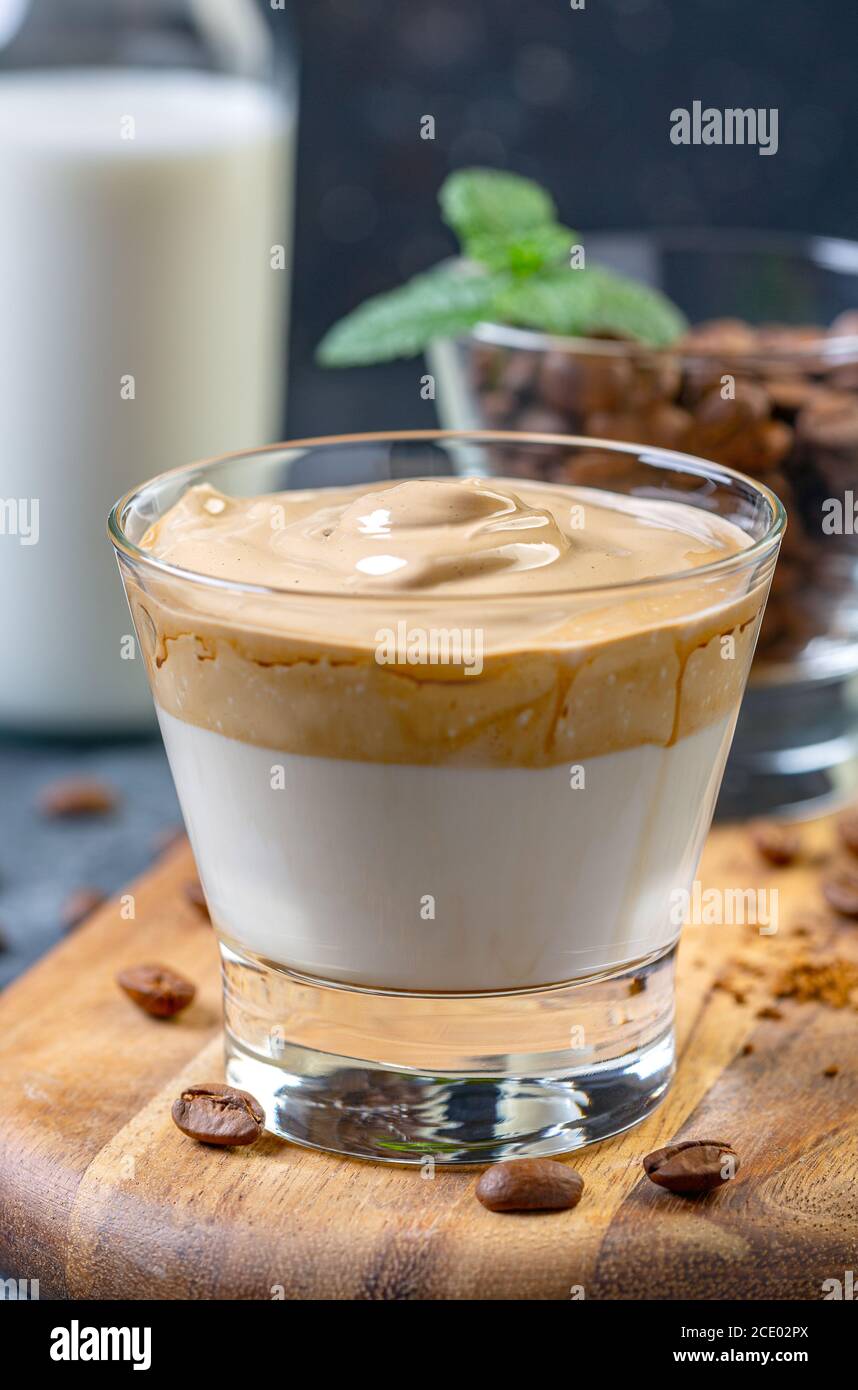 Kalte Milch mit Schlagkaffee. Stockfoto