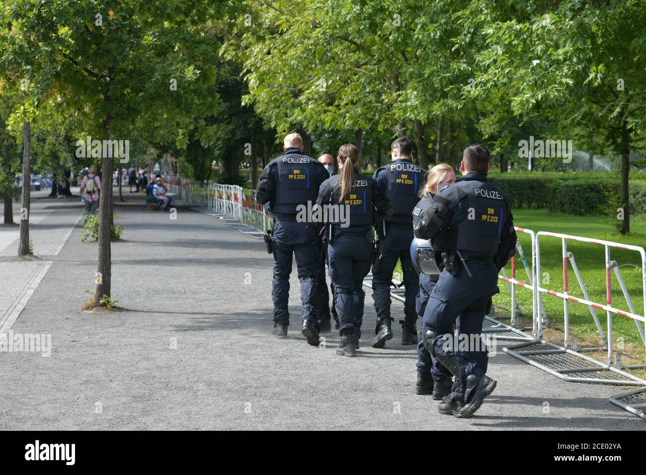 Berlin, Deutschland. August 2020. Berlin, Deutschland 29. August 2020: Anti-Corona Demo - Berlin - 29. August 2020 Berlin, Demonstration für Corona, Lateral Thinking 711, Polizei, weltweite Nutzung Quelle: dpa/Alamy Live News Stockfoto