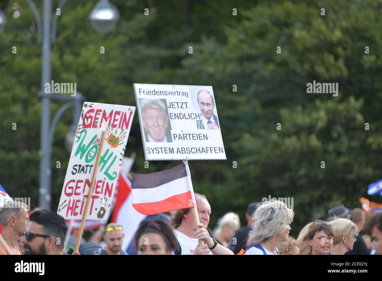 Berlin, Deutschland. August 2020. Berlin, Deutschland 29. August 2020: Anti-Corona-Demo - Berlin - 29. August 2020 Berlin, Demonstration für Corona, laterales Denken 711, Nutzung weltweit Quelle: dpa/Alamy Live News Stockfoto