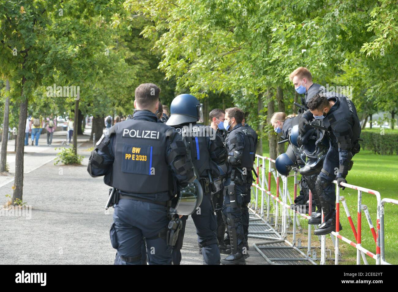 Berlin, Deutschland. August 2020. Berlin, Deutschland 29. August 2020: Anti-Corona Demo - Berlin - 29. August 2020 Berlin, Demonstration für Corona, Lateral Thinking 711, Polizei, weltweite Nutzung Quelle: dpa/Alamy Live News Stockfoto