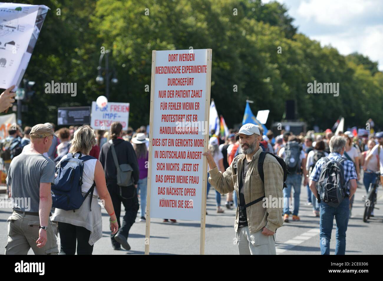 Berlin, Deutschland. August 2020. Berlin, Deutschland 29. August 2020: Anti-Corona-Demo - Berlin - 29. August 2020 Berlin, Demonstration für Corona, laterales Denken 711, Nutzung weltweit Quelle: dpa/Alamy Live News Stockfoto