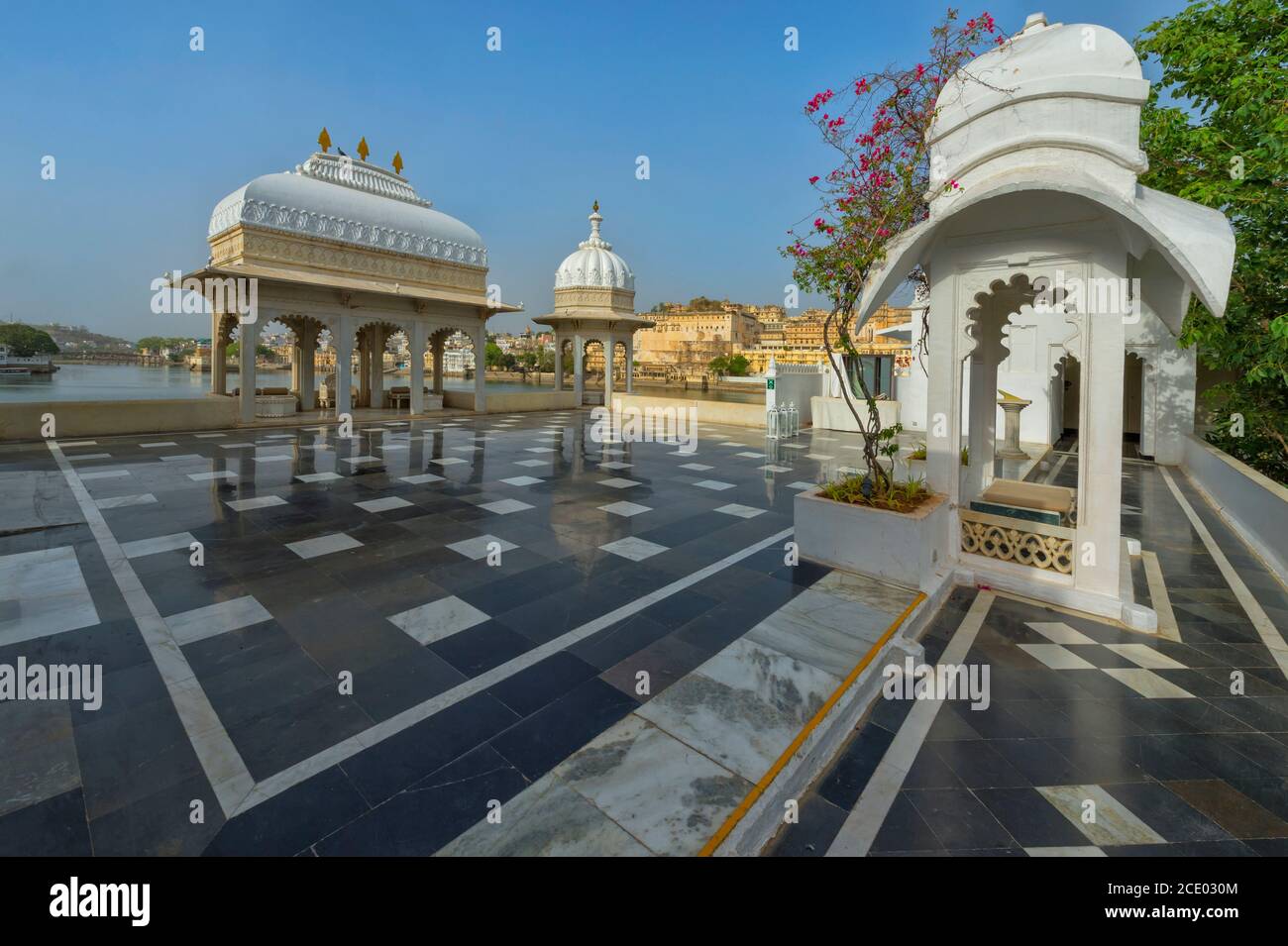 Lake Palace Hotel und Blick über City Palace, Udaipur, Rajasthan, Indien Stockfoto