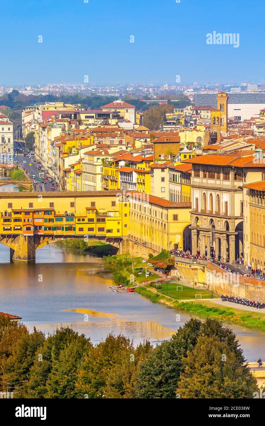 Blick auf die Stadt mit Ponte Vecchio, Florenz, Italien Stockfoto