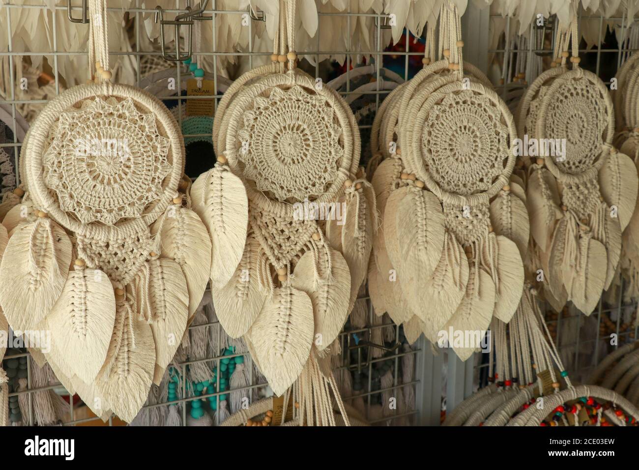 Weißer Traumfänger mit Federn, der auf dem traditionellen Markt in Bali,  Indonesien verkauft wird Stockfotografie - Alamy