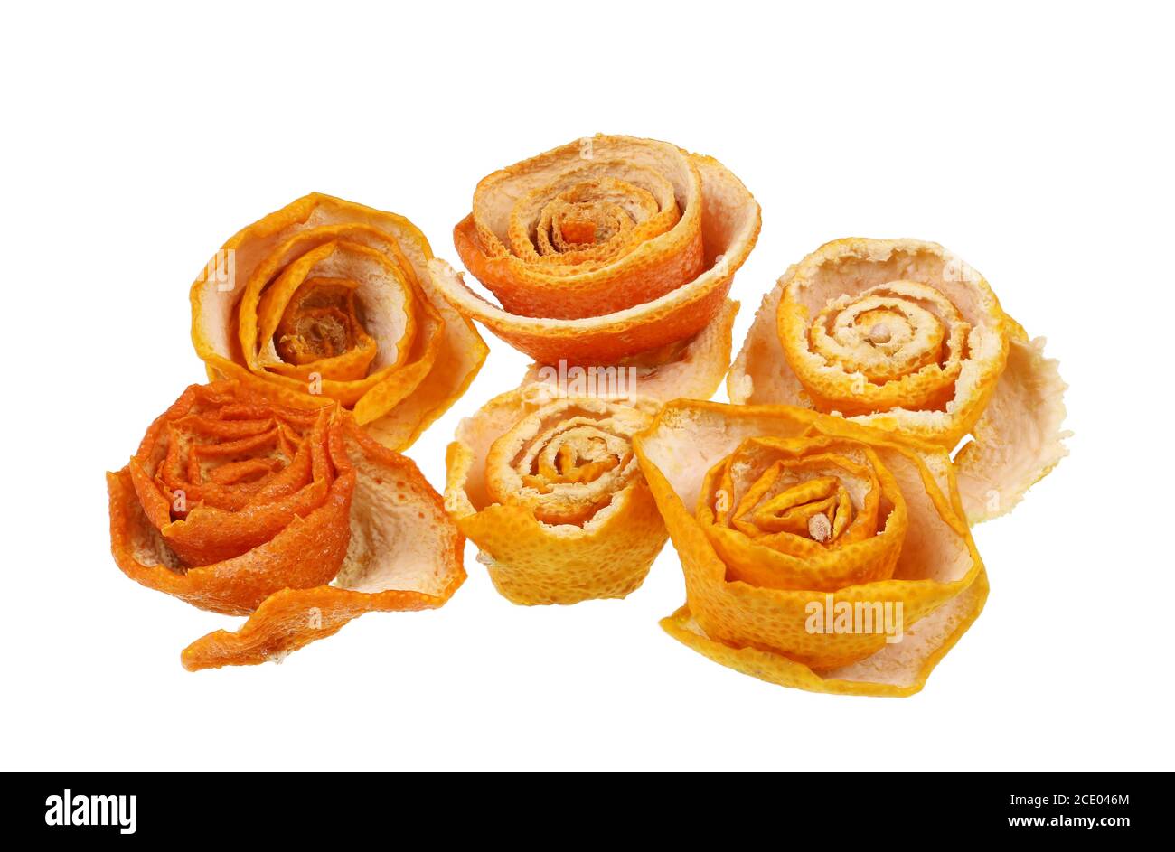 Weihnachten handgemachte Rosen Blumen aus getrockneten Mandarinenschalen isoliert Makro Stockfoto