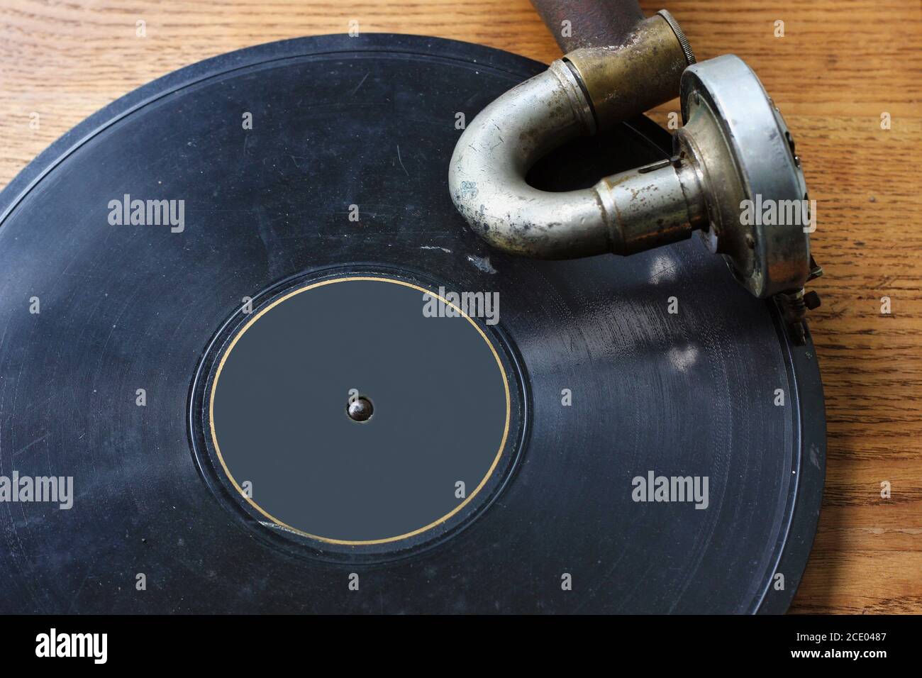 Ein rostiger Vintage vinil Spieler spielt einen alten schäbigen staubigen Schallplatten Disc Stockfoto