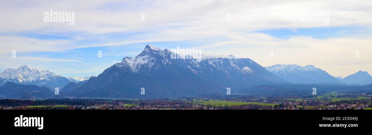 Panorama April Europäische Landschaft mit Dörfern und Bergen Stockfoto