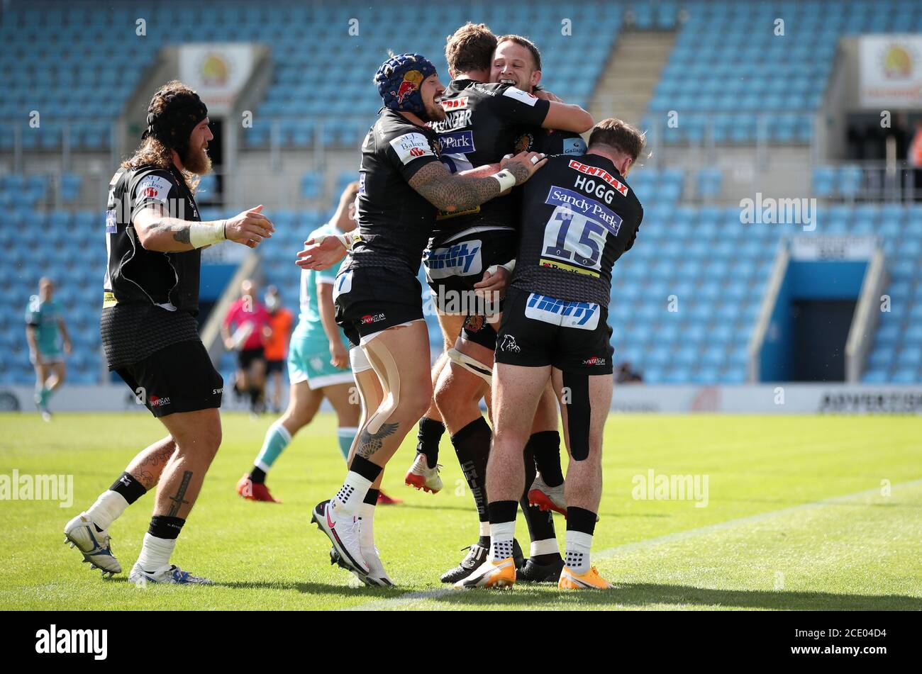 Jonny Hill von Exeter Chief feiert den sechsten Versuch seiner Mannschaft beim Spiel der Gallagher Premiership in Sandy Park, Exeter. Stockfoto