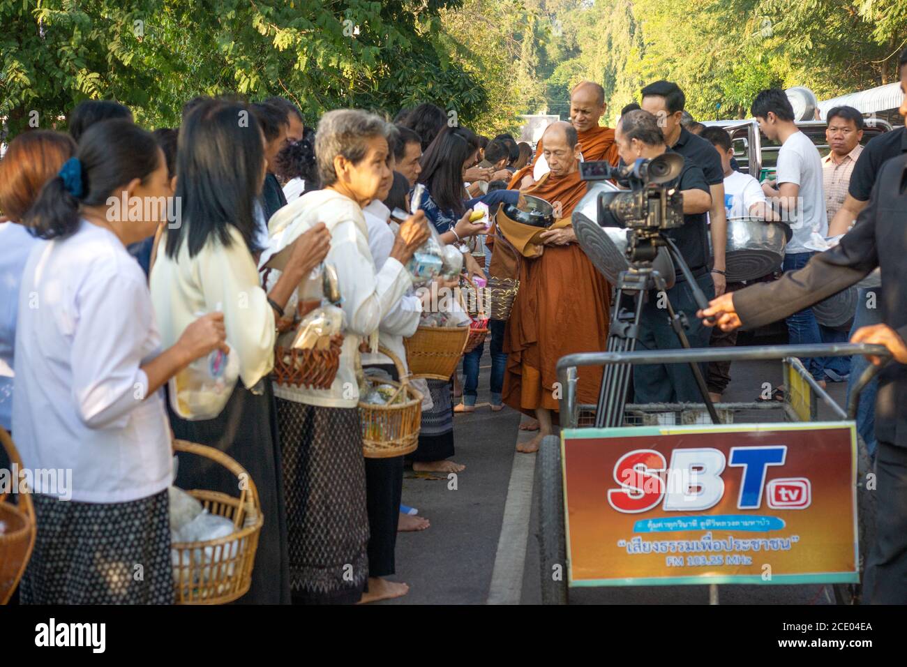 Udon Thani/Thailand-03.02.2017:der tätowierte Mönch, der in der Schlange der Menschen herumläuft Die auf ihre Reihe warten Stockfoto