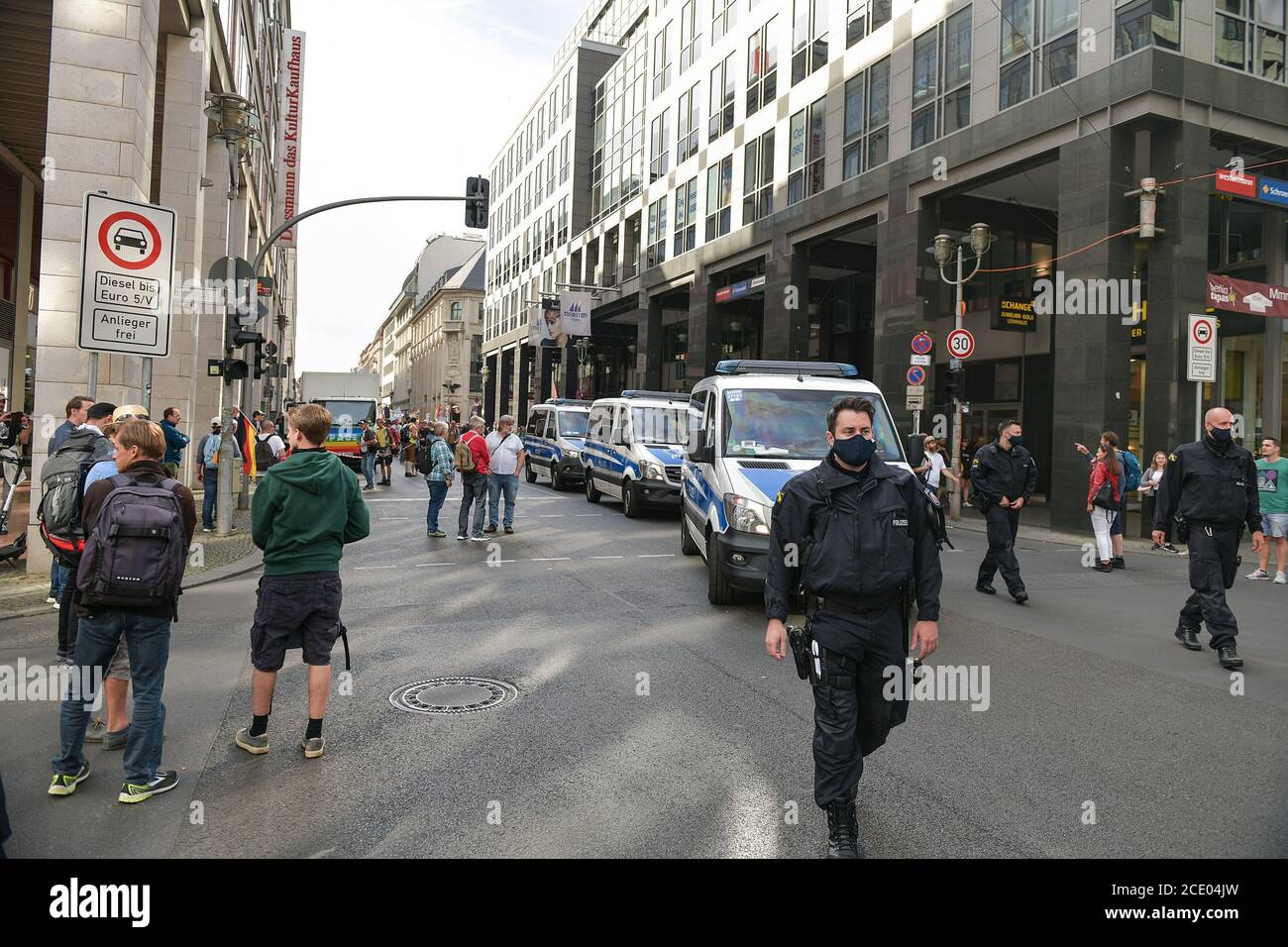 Berlin, Deutschland. August 2020. Berlin, Deutschland 29. August 2020: Anti-Corona-Demo - Berlin - 29. August 2020 Berlin, Demonstration, Corona, lateral thinking 711, Polizei, weltweite Nutzung Quelle: dpa/Alamy Live News Stockfoto