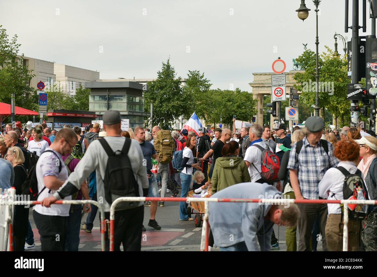 Berlin, Deutschland. August 2020. Berlin, Deutschland 29. August 2020: Anti-Corona-Demo - Berlin - 29. August 2020 Berlin, Demonstration, Corona, lateral thinking 711, Nutzung weltweit Quelle: dpa/Alamy Live News Stockfoto