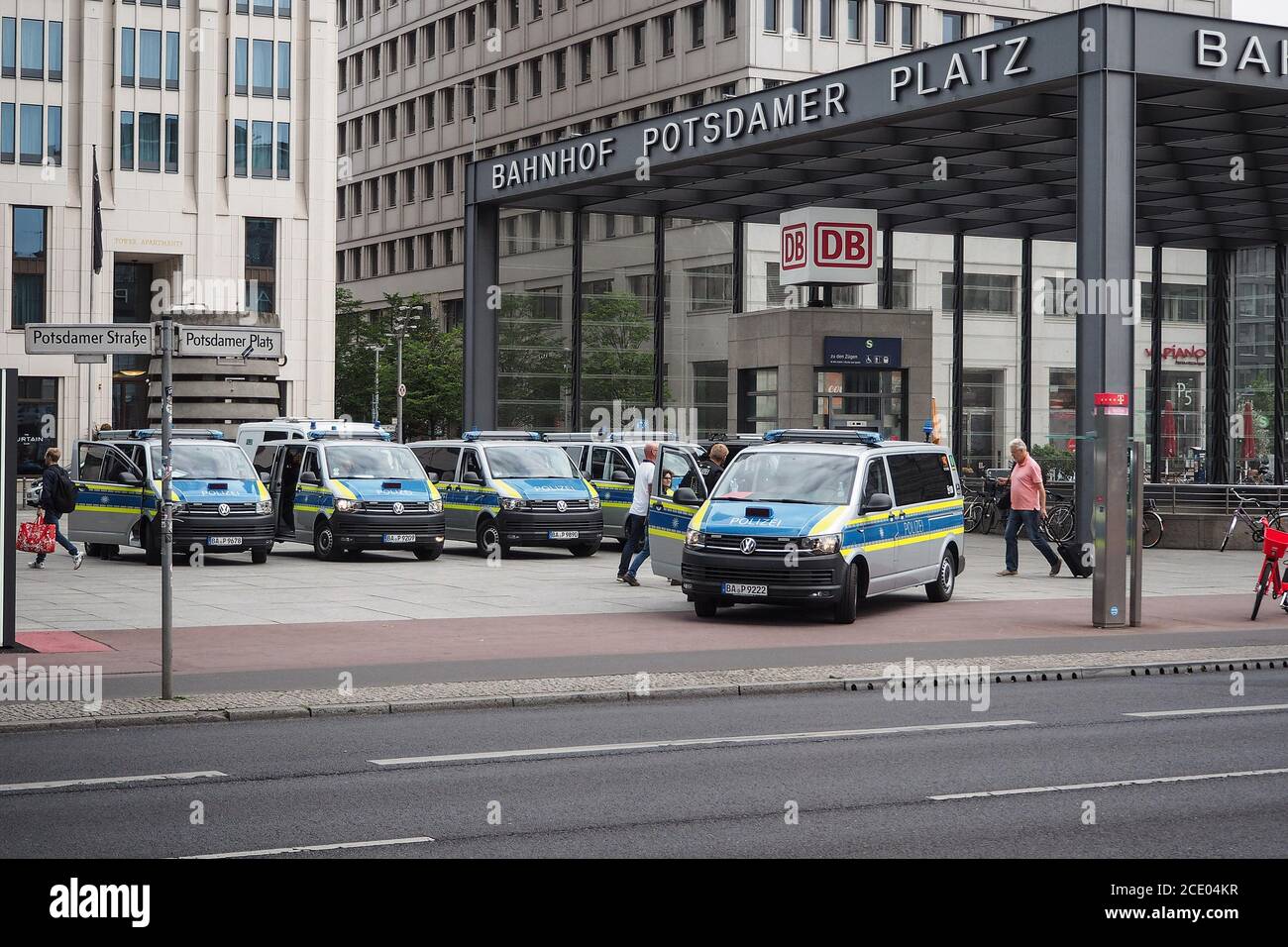 Berlin, Deutschland. August 2020. Berlin, Deutschland 29. August 2020: Anti-Corona-Demo - Berlin - 29. August 2020 Berlin, Demonstration, Corona, Lateral Thinking 711, Polizeikräfte, Polizeifahrzeuge, am Potsdamer Platz, Nutzung weltweit Quelle: dpa/Alamy Live News Stockfoto