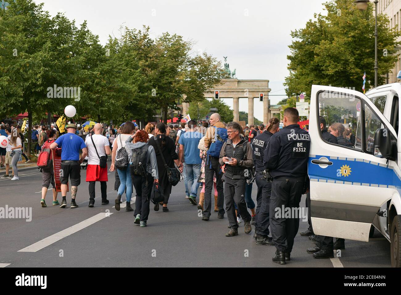 Berlin, Deutschland. August 2020. Berlin, Deutschland 29. August 2020: Anti-Corona-Demo - Berlin - 29. August 2020 Berlin, Demonstration, Corona, lateral thinking 711, Nutzung weltweit Quelle: dpa/Alamy Live News Stockfoto