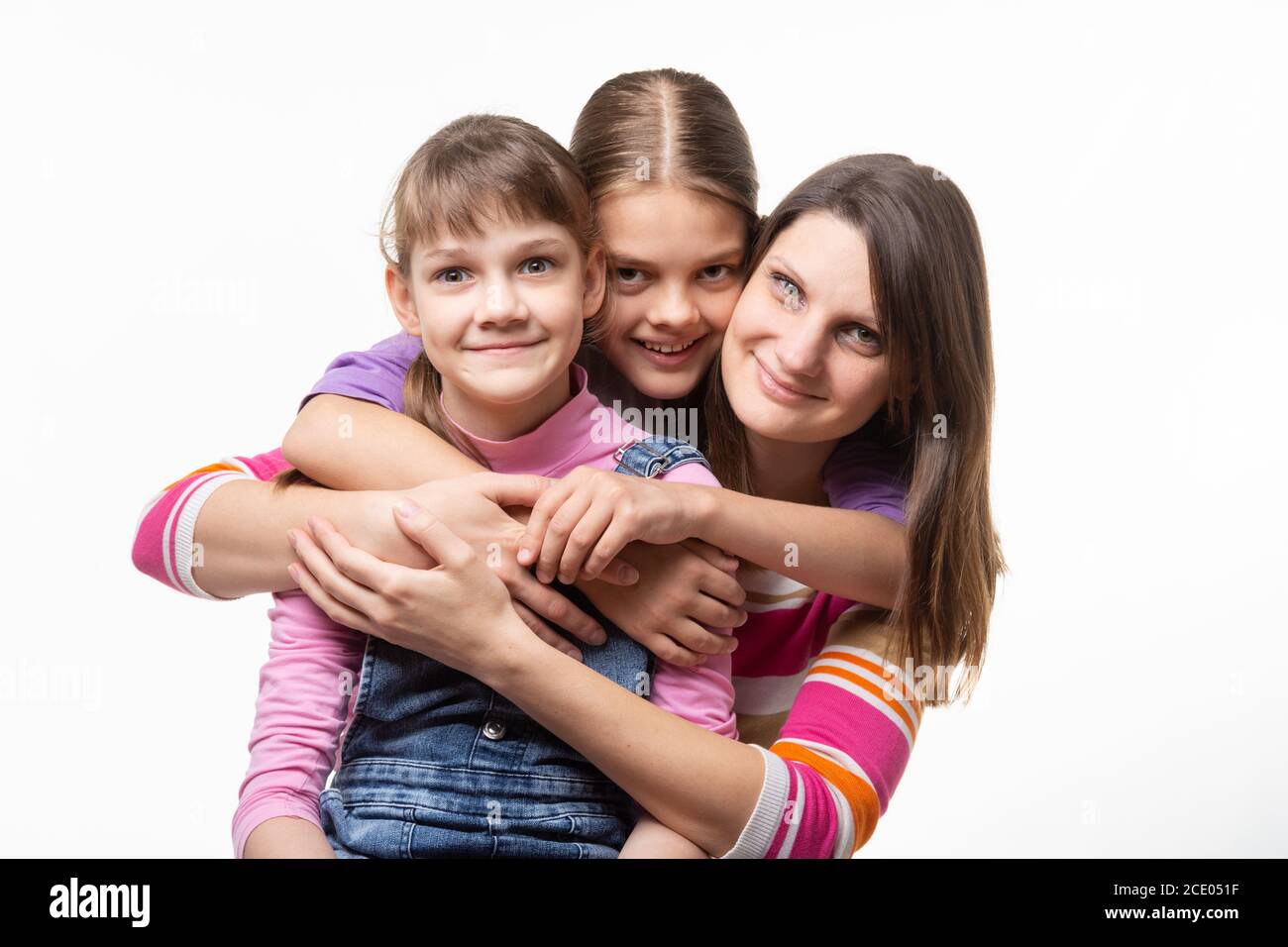 Zwei Mädchen und eine Mutter von europäischem Auftritt schauen glücklich auf den Rahmen Stockfoto