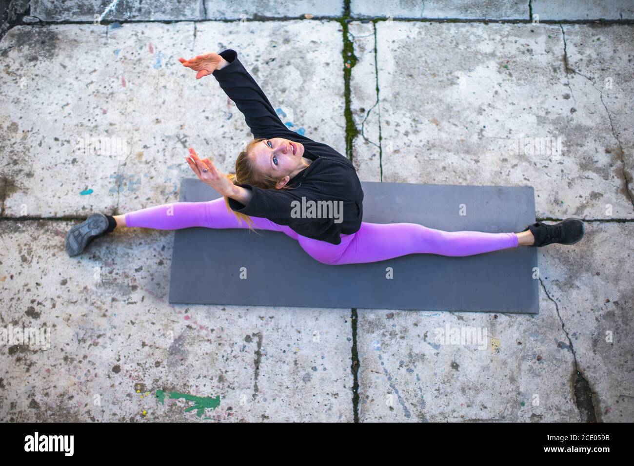 Ansicht von oben auf fit Frau Stretching Beine in Split Position Stockfoto