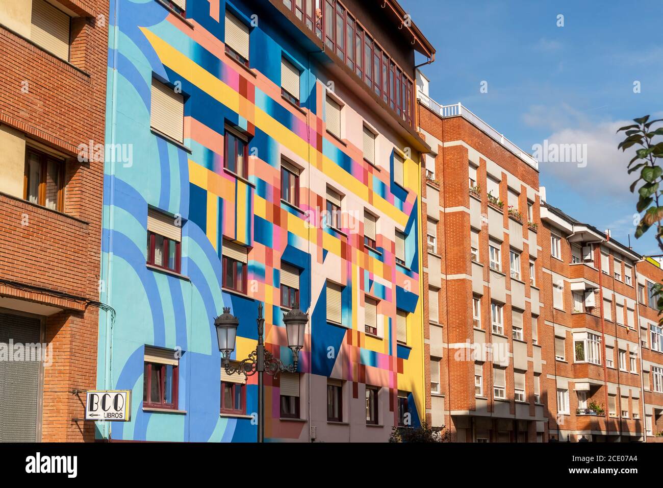 Oviedo, Spanien, Asturien - August 2020: Malerisches helles renoviertes Gebäude an der Straße von Oviedo in Spanien Stockfoto