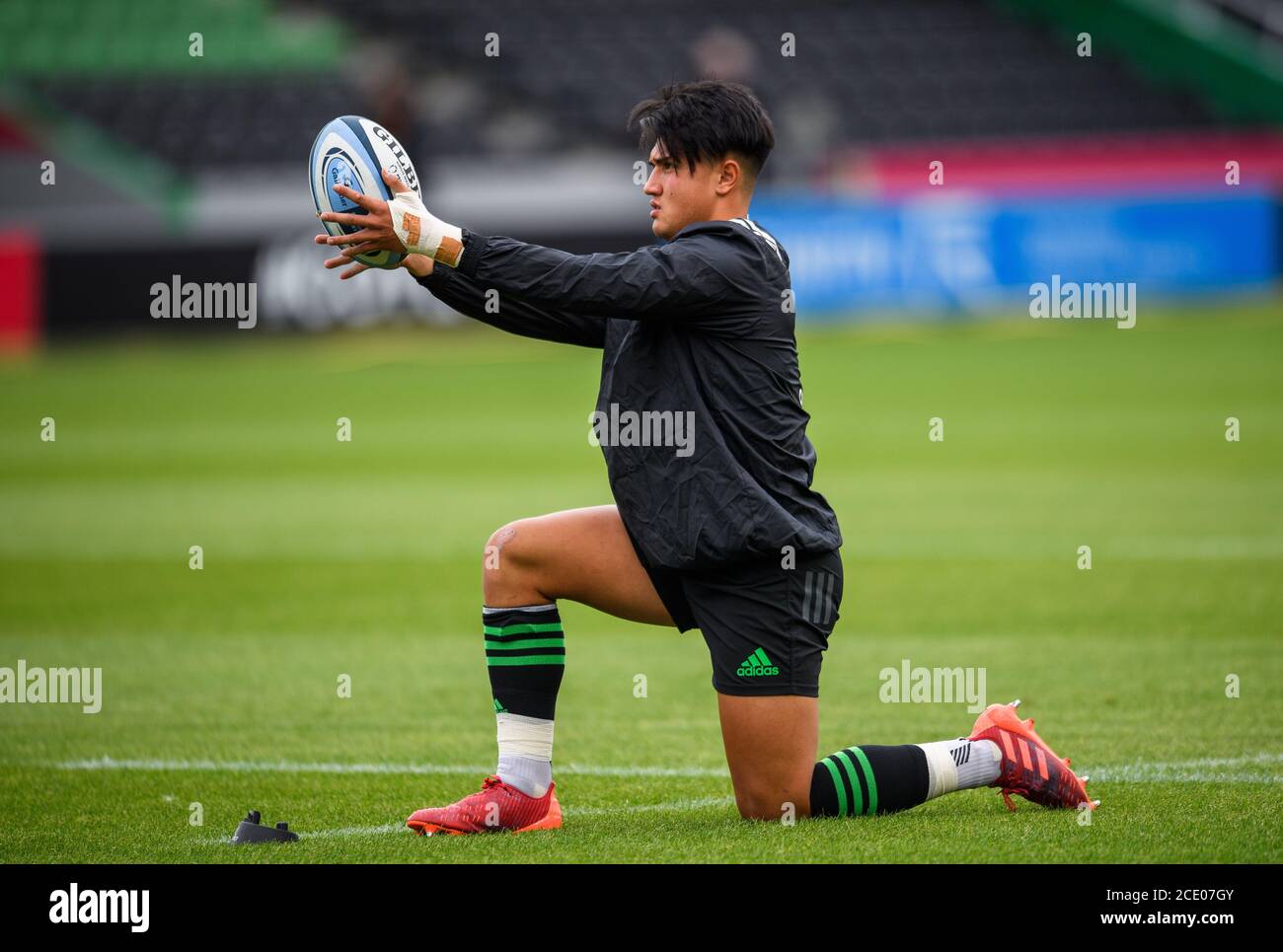 LONDON, GROSSBRITANNIEN. August 2020. Marcus Smith von Harlequins in Pre-Match Warm Up Session während der Gallagher Premiership Rugby Match Runde 17 zwischen Harlequins vs Northampton Saints in Twickenham Stoop am Sonntag, 30 August 2020. LONDON ENGLAND. Kredit: Taka G Wu/Alamy Live Nachrichten Stockfoto