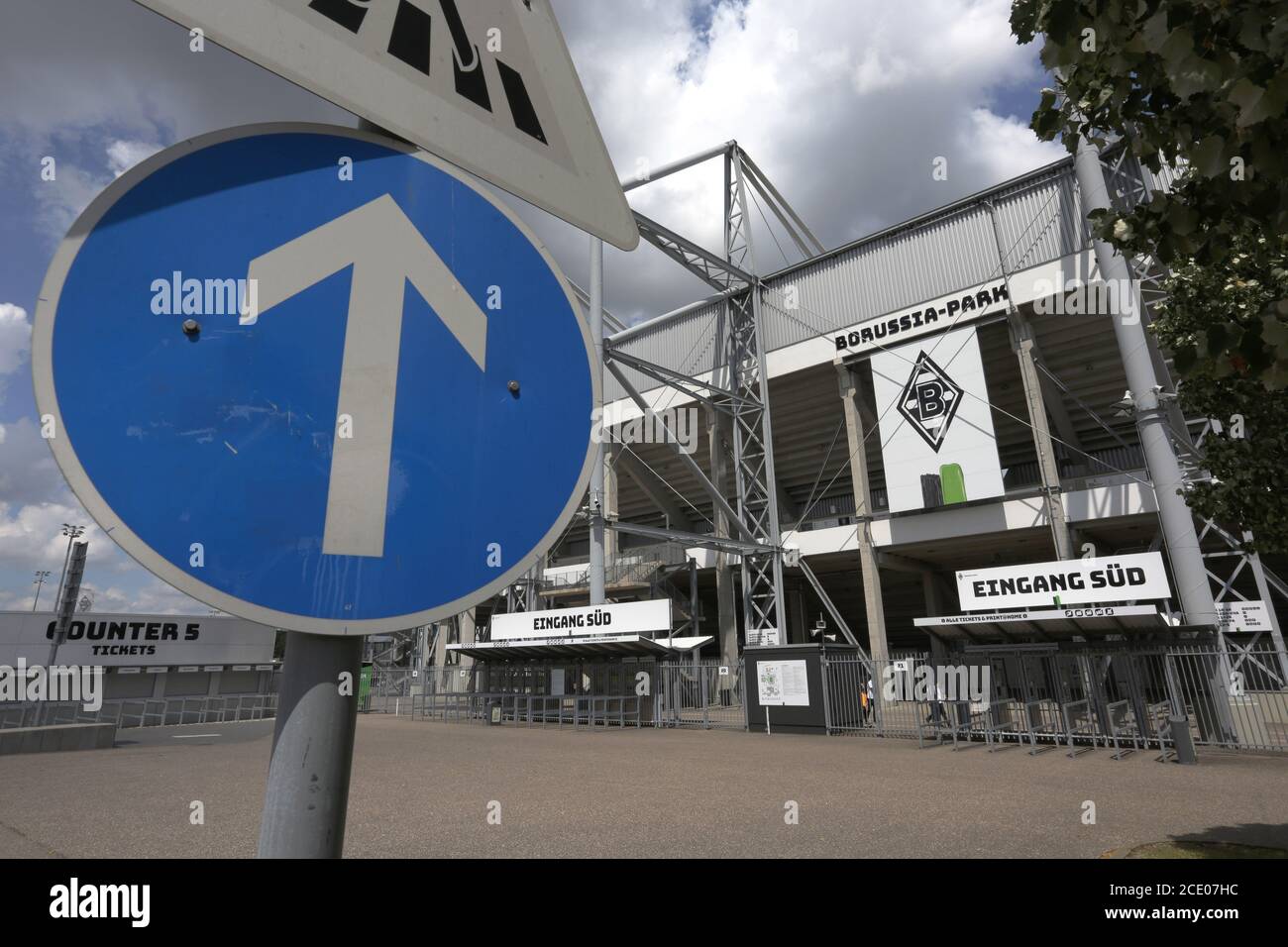 Borussia Park Mönchengladbach Deutschland 27.6.2020, Fußball: Bundesliga-Saison 2019/20, Spieltag 34, Borussia Mönchengladbach (BMG, weiß) gegen Hertha BSC Berlin (BSC, rot) – Außenansicht des Stadions aufgrund der Coronapandemie werden alle Bundesliga-Spiele in leeren Stadien ohne Fans gespielt.Credit: Johannes Kruck/POOL/via Kolvenbach nur zur redaktionellen Verwendung Stockfoto