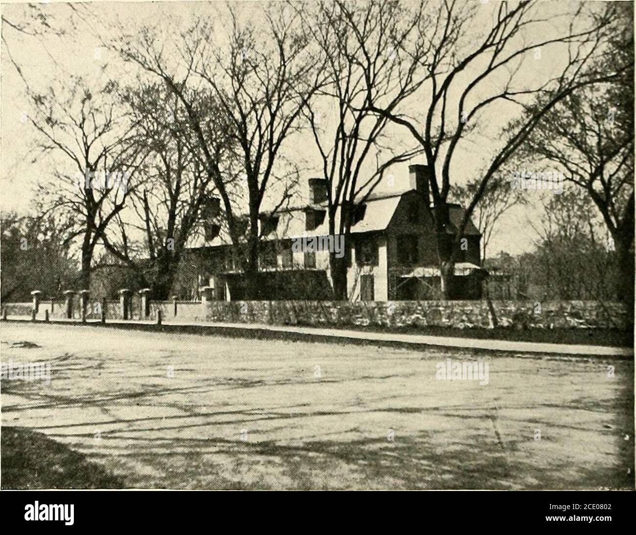 . Das Jahrhundert Buch der berühmten Amerikaner : die Geschichte einer jungen Menschen Wallfahrt zu historischen Häusern . nk zur Ruhe , durch alle ihre Länder Wünsche gesegnet ! Den Tempel verlassend, gingen sie Hancock Straße hinauf, und gerade an der Urne von Adams Straße betrachtete das nette Steingebäude, das durch anobelisk-artigen Turm überragt wurde. Dies, Onkel Tom sagte ihnen, war Adams Academy, gegründet von Präsident John Adams, auf der Website von John Hancocks Geburtsort gebaut, und über den Vorsitz für viele Jahre durch den Sohn von Edward Everett. Wie ist das für eine Kombination ? Fragte Roger. Ich glaube nicht, dass es den Unterricht einfacher macht, erklärte Jack Stockfoto