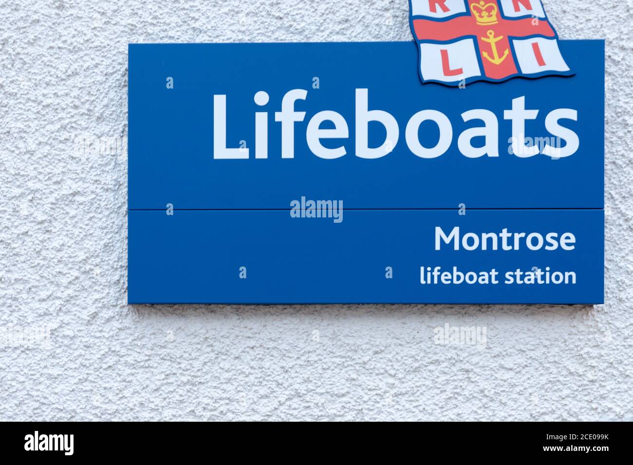 MONTROSE, SCHOTTLAND - 2015. OKTOBER 23. Blaues Schild der Montrose Rettungsboote Station. Stockfoto