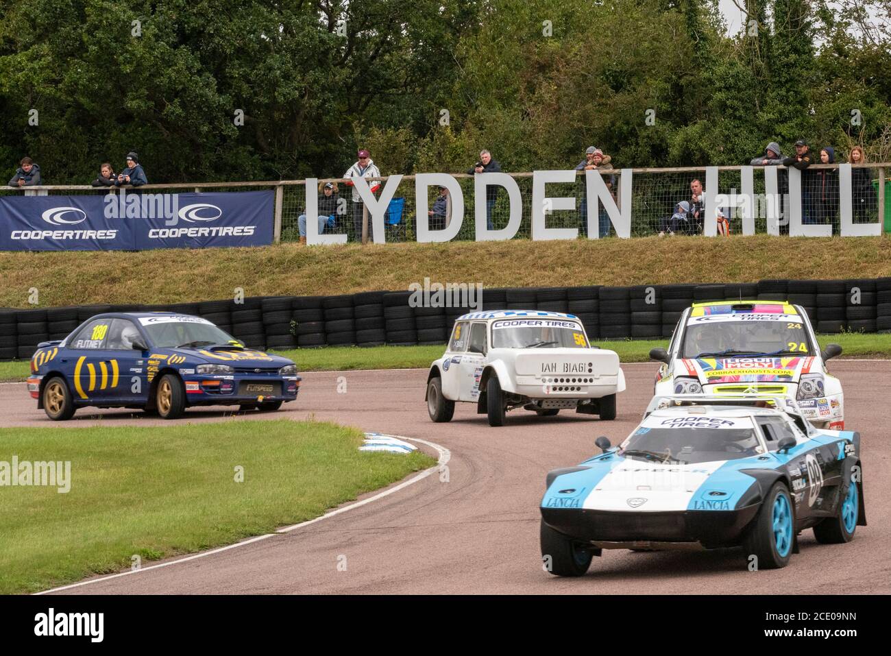Lydden Hill, Kent, Großbritannien. August 2020. Wie bei den meisten Sportarten kam der Motorsport im März in Großbritannien aufgrund der COVID-19-Pandemie zum Stillstand. Geschlossene Veranstaltungen wie die Formel 1 haben wieder begonnen, aber jetzt sind die Zuschauer auf begrenzter Ticketbasis zugelassen. Runde 1 der British 5 Nations Rallycross Championship war so, und fand auf der Rennstrecke in der Nähe von Canterbury, mit Rennen sehen Autos auf der gemischten Asphalt und raue Oberfläche Strecke konkurrieren Stockfoto