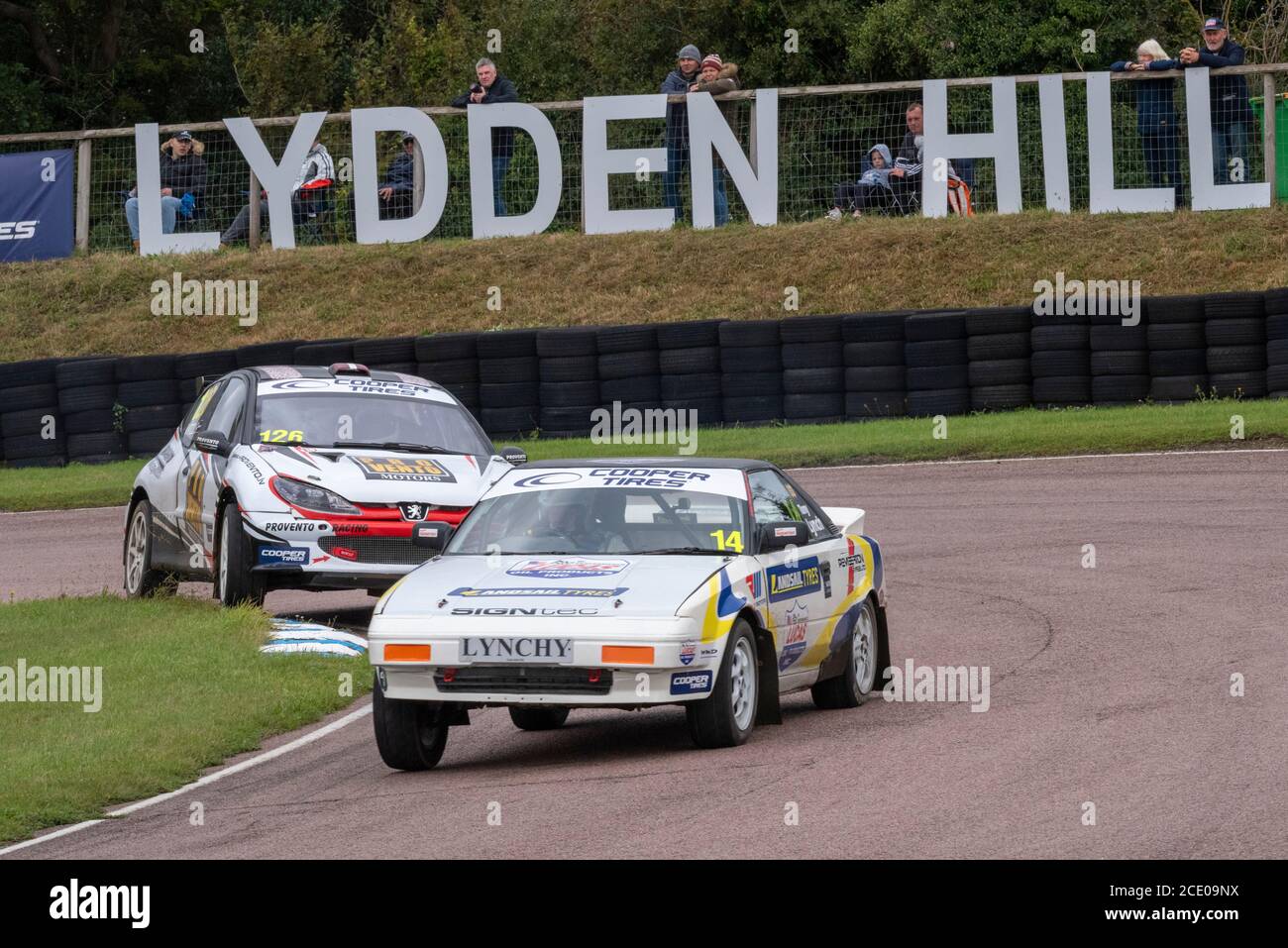 Lydden Hill, Kent, Großbritannien. August 2020. Wie bei den meisten Sportarten kam der Motorsport im März in Großbritannien aufgrund der COVID-19-Pandemie zum Stillstand. Geschlossene Veranstaltungen wie die Formel 1 haben wieder begonnen, aber jetzt sind die Zuschauer auf begrenzter Ticketbasis zugelassen. Runde 1 der British 5 Nations Rallycross Championship war so, und fand auf der Rennstrecke in der Nähe von Canterbury, mit Rennen sehen Autos auf der gemischten Asphalt und raue Oberfläche Strecke konkurrieren Stockfoto