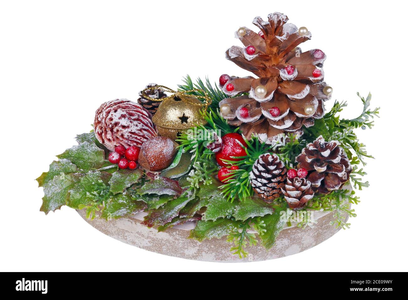 Weihnachten hausgemachte Tannenbaum im rustikalen Stil gemacht Kiefer Kegel Rote Beeren und Birke Stumpf isoliert Makro Stockfoto