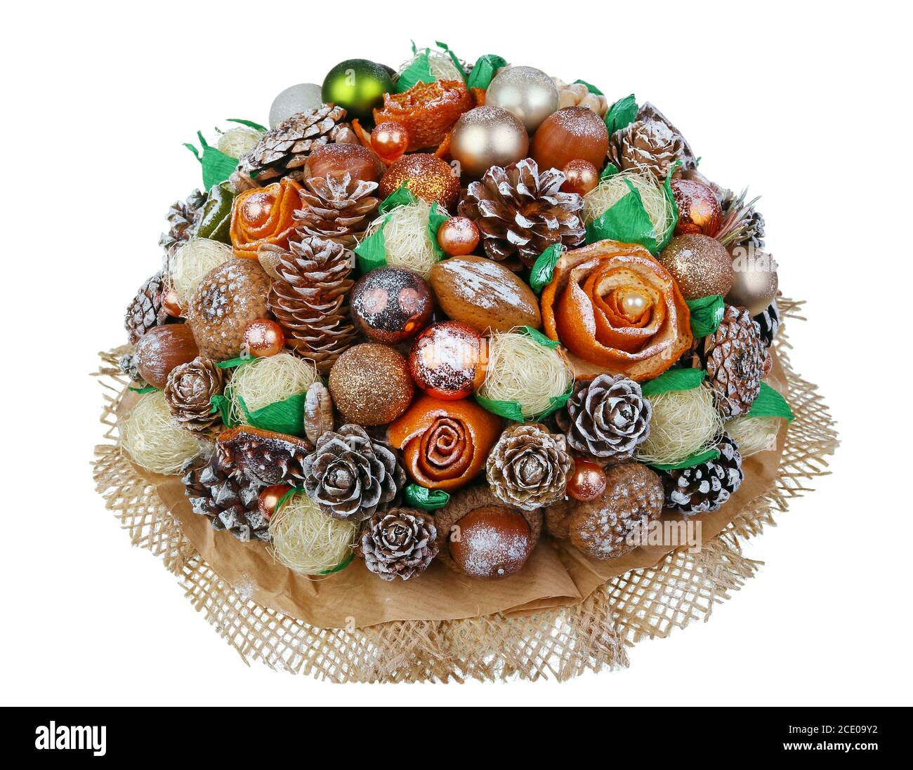 Weihnachten hausgemachte Kranz Bouquet aus natürlichen Wald Objekte - Kegel, Eicheln und Nüsse isoliert Makro isoliert Makro Stockfoto