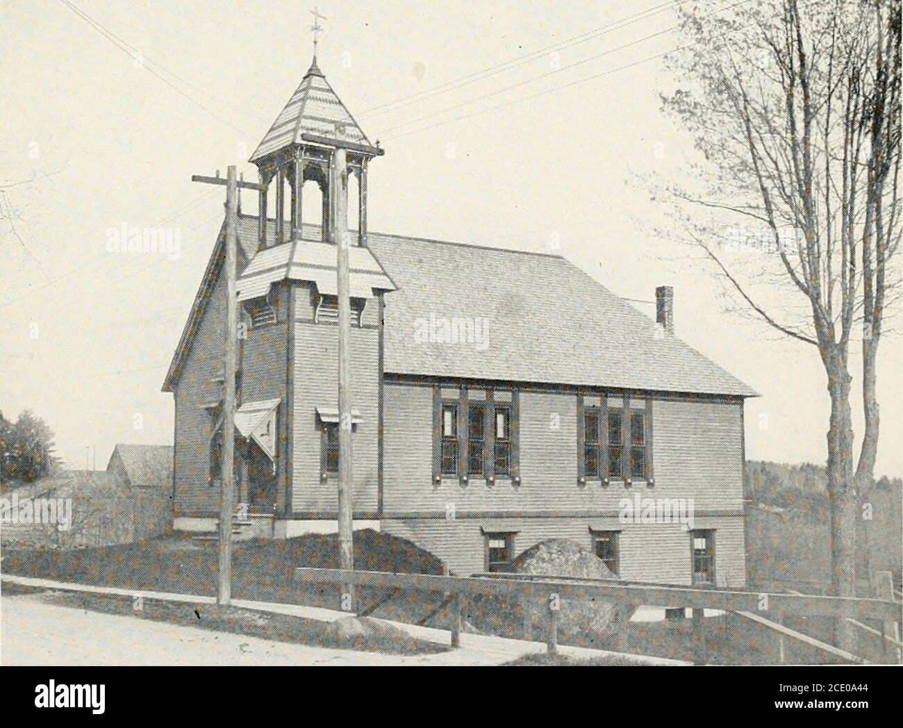 . Die Geschichte von Hillsborough, New Hampshire, 1735-1921 . ALTE BAPTISTENKIRCHE. R^. Foto von Manahan. KAPELLE, UNTERES DORF. THE BAPTIST MEETING HOUSE, 337 das Haus, wenn sie nicht die Zeit von der Kirche und Gesellschaft auf der jährlichen Sitzung der sd Baptist Society zu holdinat angegeben zu sein, sagte Meeting House. Art. 2. Das Versammlungshaus wird auf dem Boden errichtet, der von einem von den Besitzern zu wählenden Ausschuss auf der Drehstraße zwischen den beiden Dörfern in Hillsboro aufgestellt wird, und das Haus wird als Eigentümer gebaut, entweder durch Gleichberechtigung auf dem Stockfoto