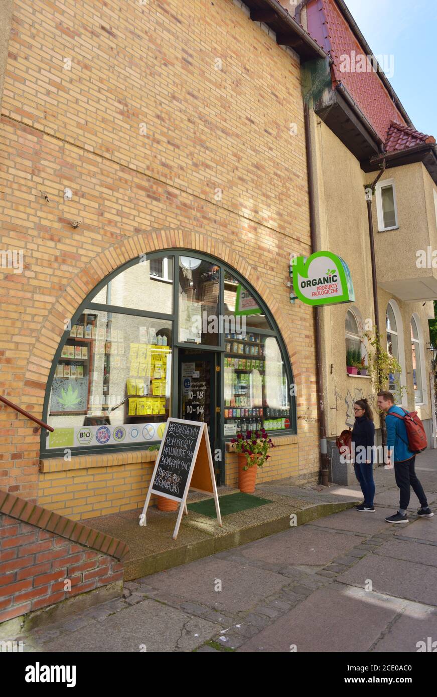 Kolobrzeg, Polen, Menschen, die sich die Ausstellung eines Bio-Shop ansehen Stockfoto