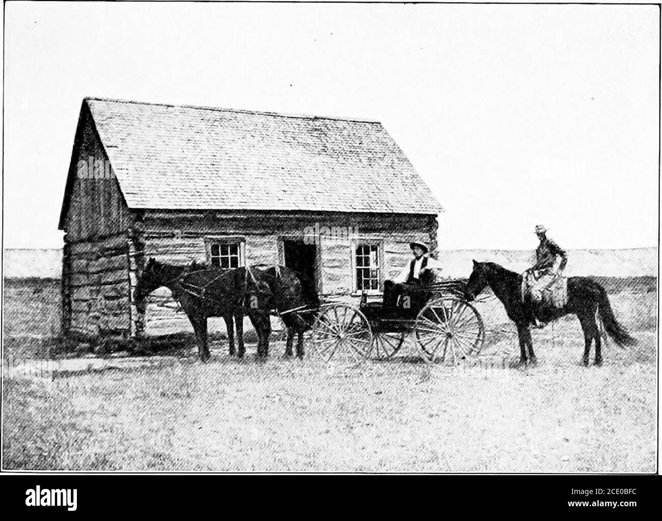 . Roosevelt in den schlechten Ländern . MERRIFIELD SYLVANE FERRIS. DAS MALTESE CROSS RANCH-HAUS, WIE ES WAR, ALS ROOSEVELT DARIN LEBTE GEORGE MYERS 93 UND GUT ERNÄHRT. Er hatte etwa fünfundzwanzig Kopf während des Winters verloren, teils von der Kälte, teils von den Angriffen der Wölfe. Es gab, entdeckte er, hundertfünfzig feine Kälber. Ein neuer Cowpuncher war dem MalteseCross-Outfit hinzugefügt worden, fand er, seit dem vorangegangenen Herbst.Es war George Myers, den er auf dem Ridedown des Flusses von Langs getroffen hatte. Roosevelt hatte fünfhundert Dollar Stacheldrahtzauge gejagt und George grub Pfosten-Löcher. Er w Stockfoto