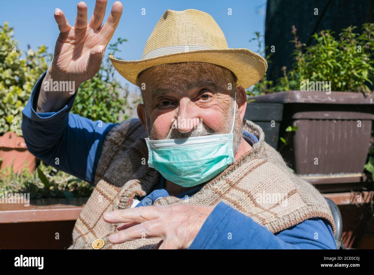 Älterer Mann mit Gesichtsmaske spöttisch und lächerlich Stockfoto