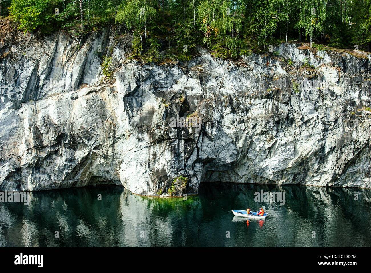 Blick auf Canyon und See in verlassenen Marmorbruch im Ruskeala Mountain Park, Karelien, Russland Stockfoto