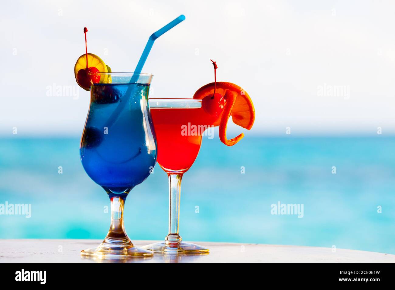 Bunte Cocktails vor dem Meer Stockfoto