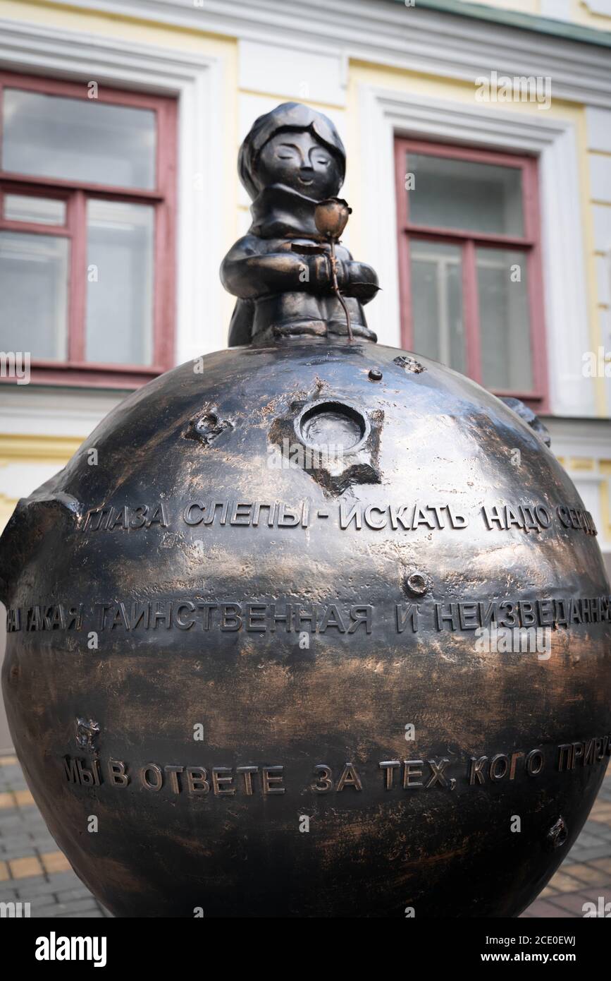 Tscheboksary/Russland -05.07.2020:Denkmal für den Kleinen Prinzen. Übersetzung: Augen sind geblendet Suche durch Ihr Herz Stockfoto