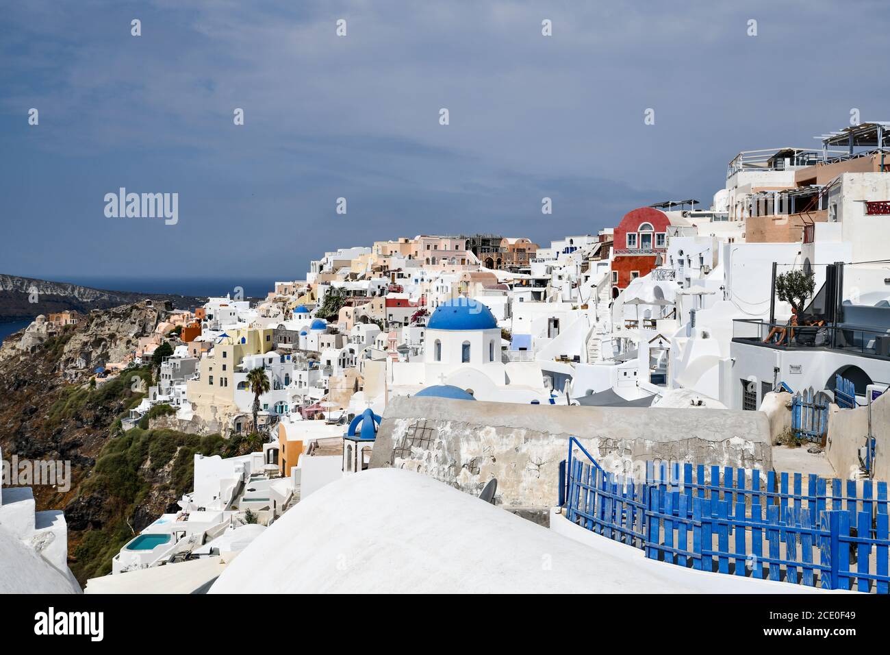 Santorini und seine weißen Häuser mit blauen Dächern Stockfoto