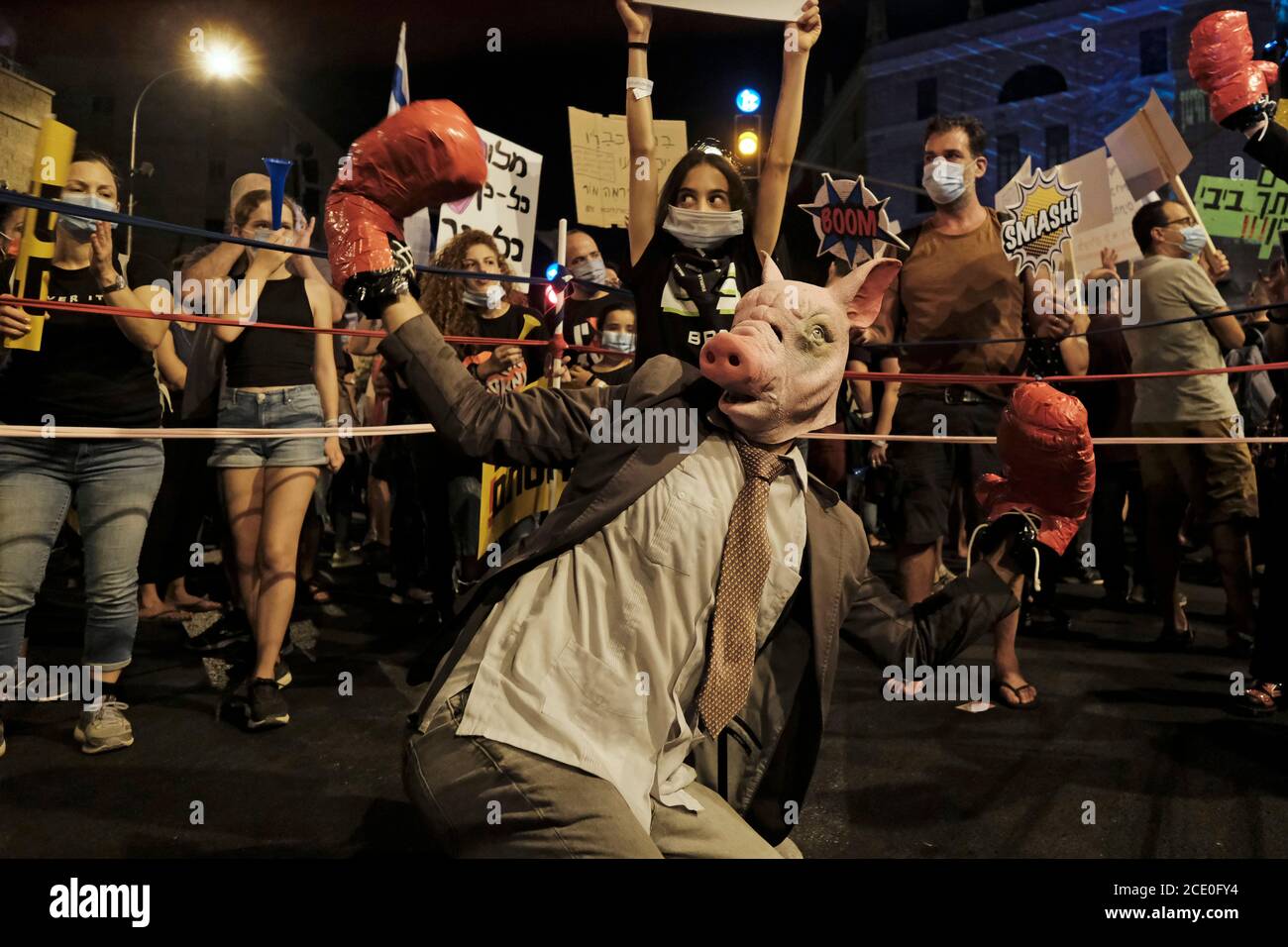 JERUSALEM, ISRAEL - 29. AUGUST: Israelische Demonstranten, Einer trägt eine Schweinemaske und der andere als Schimpansen-Maske führt einen Boxkampf während einer Massendemonstration durch, an der über 25000 Personen im Rahmen der laufenden Demonstrationen gegen Premierminister Benjamin Netanjahu wegen seiner Anklage wegen Korruptionsvorwürfen und des Umgangs mit der Coronavirus-Pandemie in der Nähe des Premierministers teilnahmen Offizielle Residenz des Ministers am 29. August 2020 in Jerusalem, Israel. Eine Welle von Anti-Netanjahu-Protesten hat Israel über den Sommer hinweggefegt, wobei die größte wöchentliche Demonstration jeden Samstagabend in Jerusalem stattfindet. Stockfoto