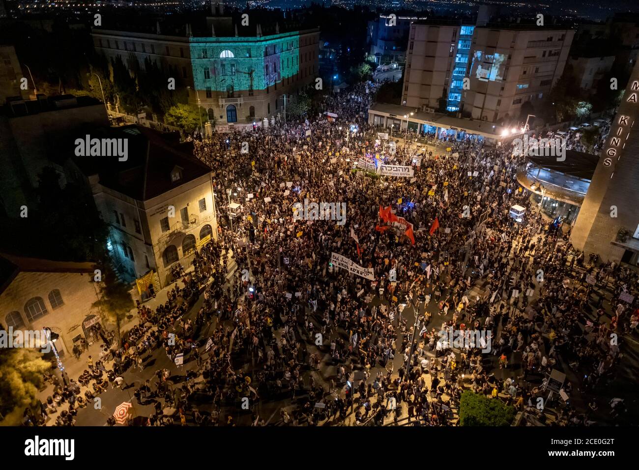 JERUSALEM, ISRAEL - AUGUST 29: Massen von Demonstranten versammeln sich während einer Massendemonstration, an der über 25000 Personen im Rahmen der laufenden Demonstrationen gegen Premierminister Benjamin Netanjahu wegen seiner Anklage wegen Korruptionsvorwürfen und des Umgangs mit der Coronavirus-Pandemie in der Nähe der offiziellen Residenz des Premierministers am 29. August 2020 in Jerusalem, Israel, teilnehmen. Eine Welle von Anti-Netanjahu-Protesten hat Israel über den Sommer hinweggefegt, wobei die größte wöchentliche Demonstration jeden Samstagabend in Jerusalem stattfindet. Stockfoto