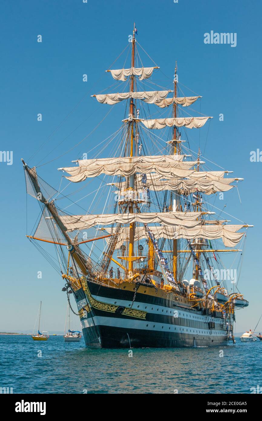 Das Ausbildungsschiff der italienischen Marine 'AMERIGO VESPUCCI' im Hafen von Taranto, Italien Stockfoto
