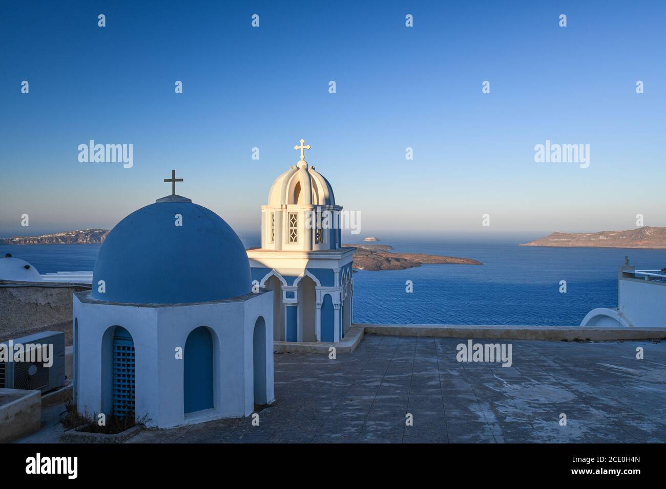 Santorini und seine weißen Häuser mit blauen Dächern Stockfoto