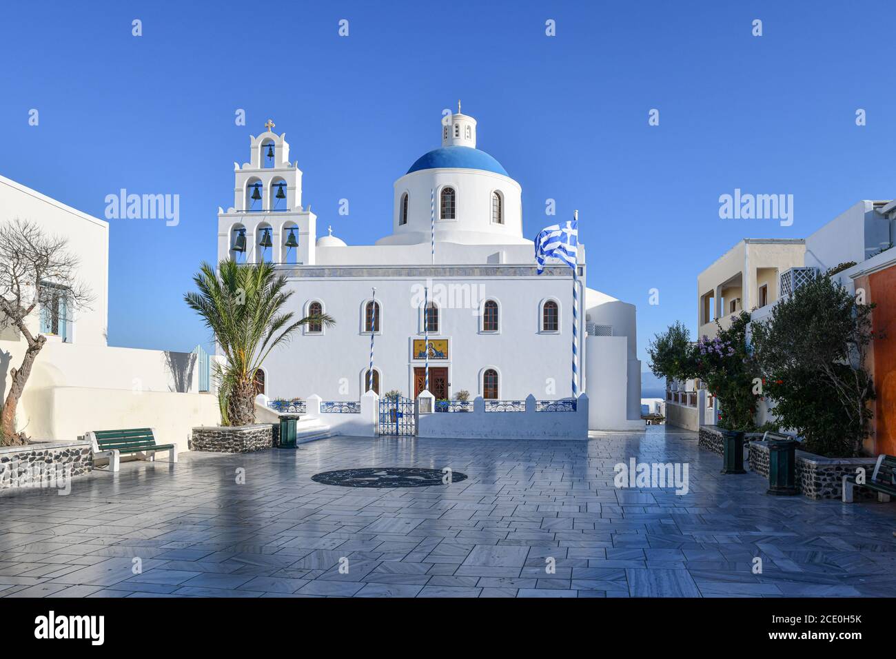 Santorini und seine weißen Häuser mit blauen Dächern Stockfoto