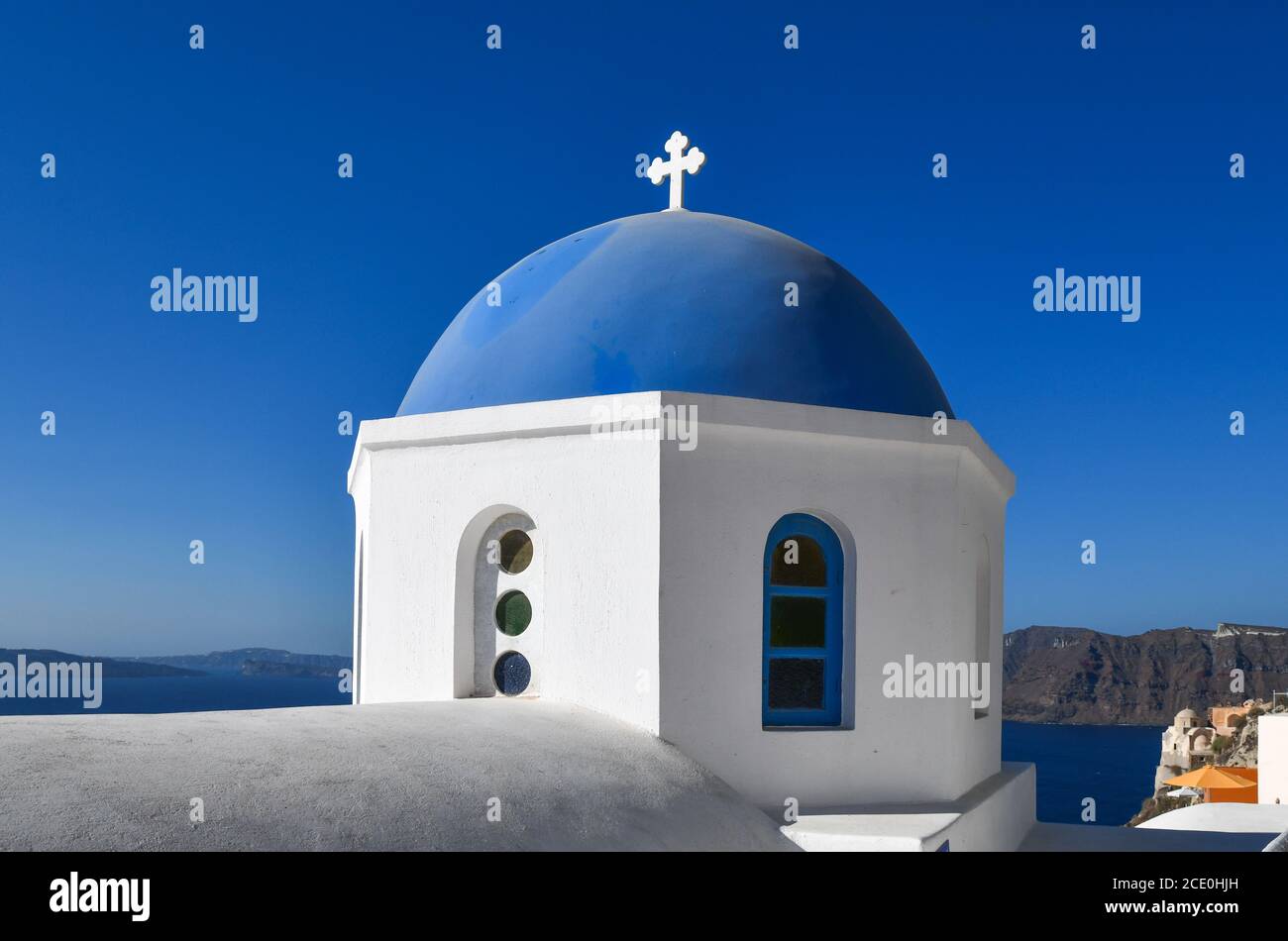 Santorini und seine weißen Häuser mit blauen Dächern Stockfoto