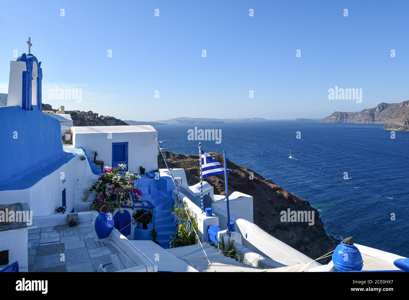 Santorini und seine weißen Häuser mit blauen Dächern Stockfoto